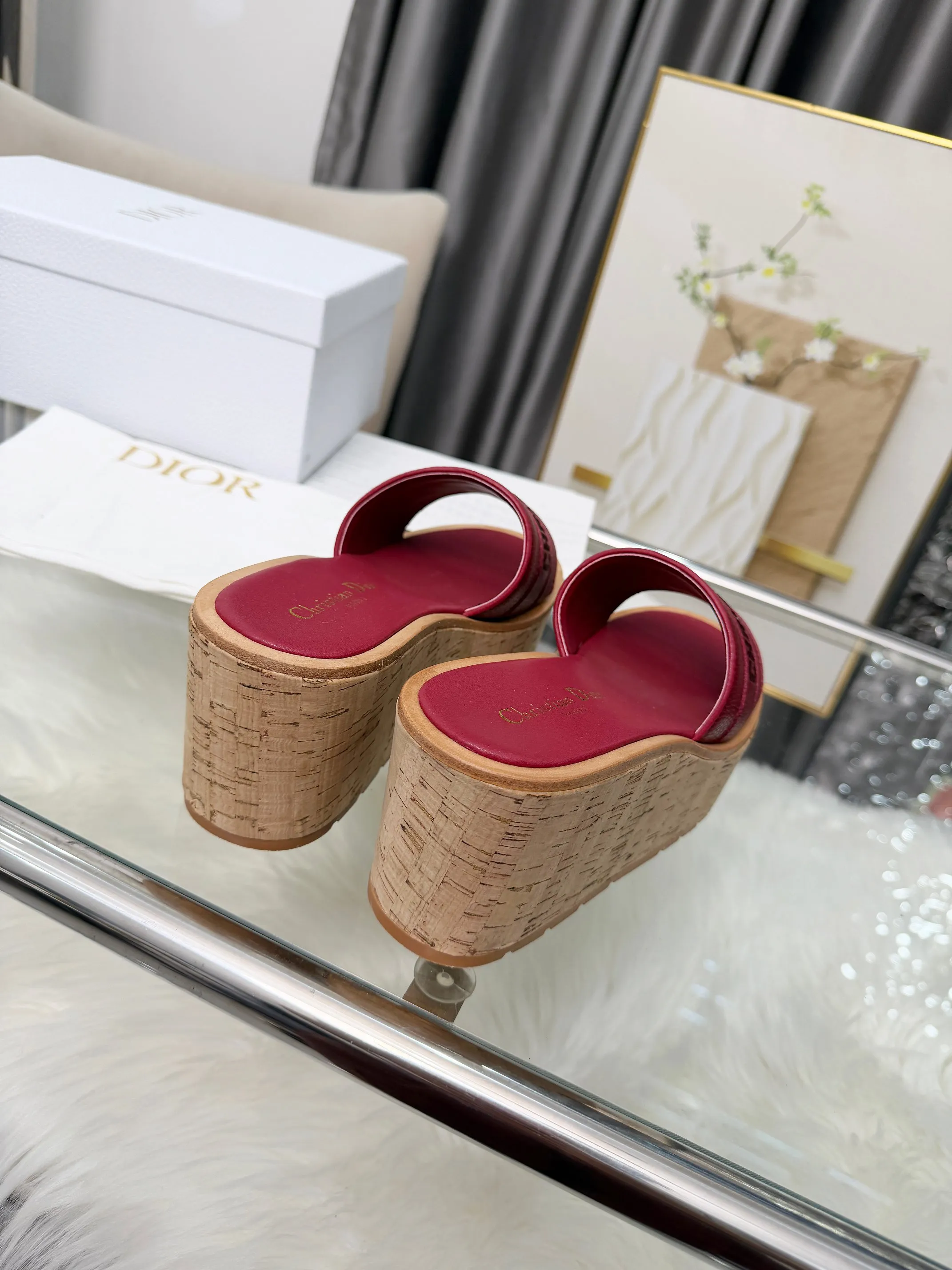 👟👟Ex-factory price 440👟👟 Dior Dior〰️Dway thick-soled wedge sandals✔️This thick-soled sandal is fashionable, casual and highly recognizable. The inspiration is cleverly combined by D's main designer into the perfect shoe shape. Paired with brand buckles, it is even more fashionable! Original version, perfect and exquisite workmanship!  Upper: pebbled leather + electric show code number; 35-39 (40-41 customized)